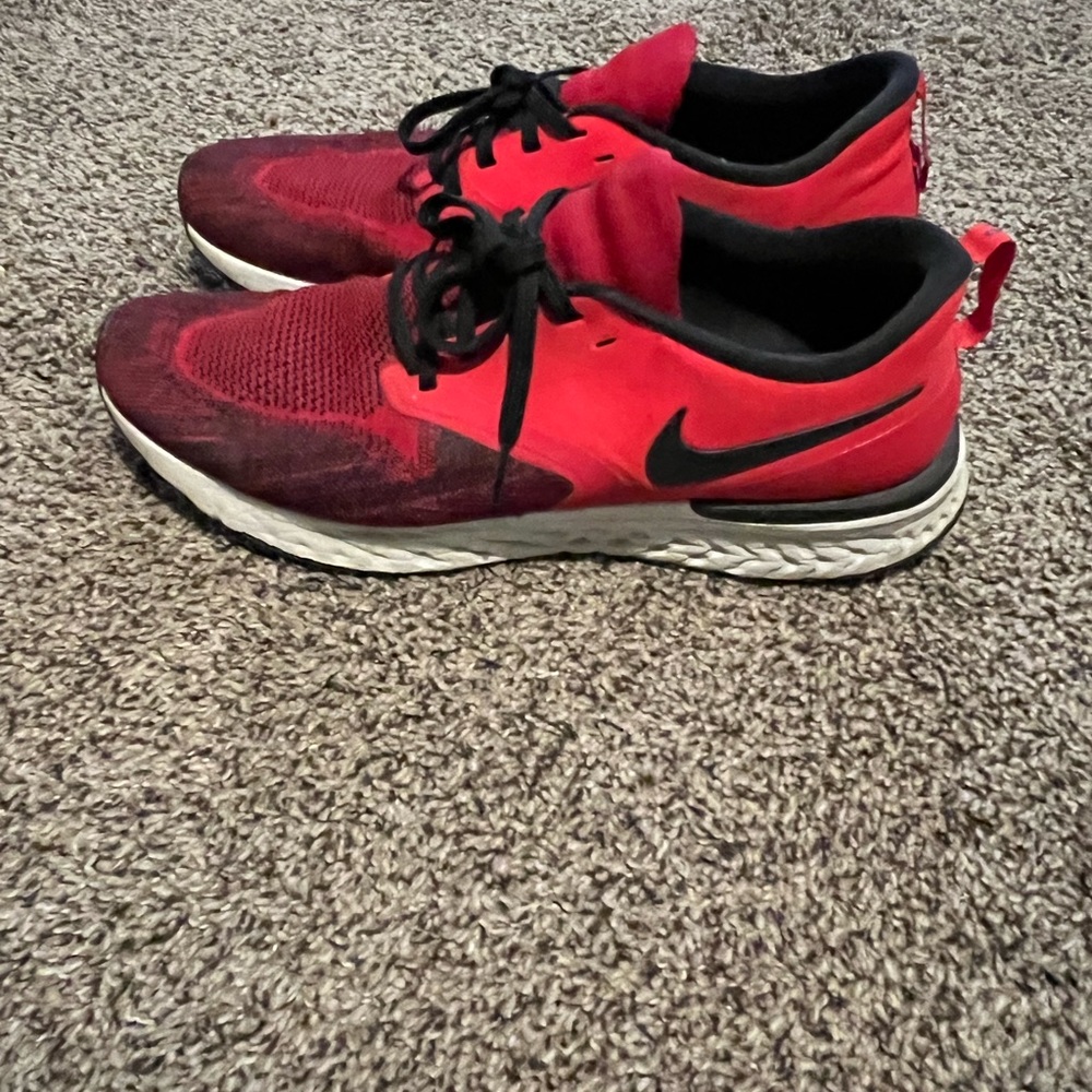 Nike Men's Dynamic Red Athletic Shoes